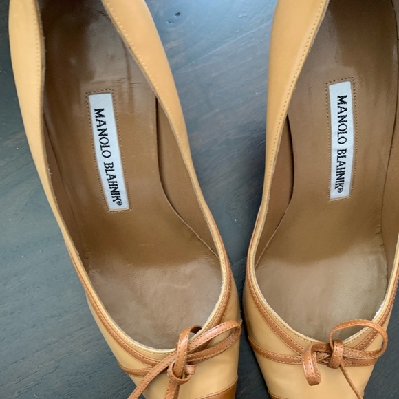 Manolo Blahnik Bow Tie Heels - Picture 4 of 7